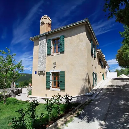 Gelci Vila Trget