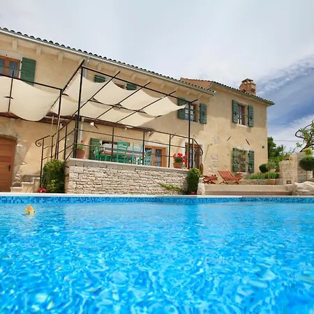 Gelci Vila Trget